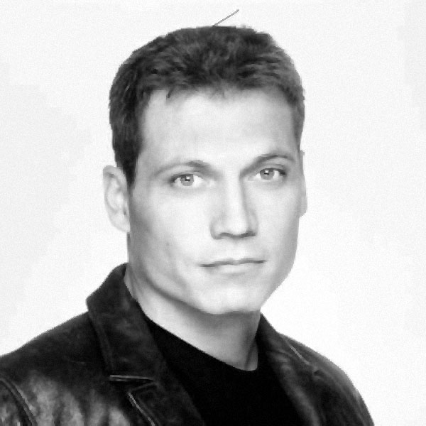 Holt McCallany